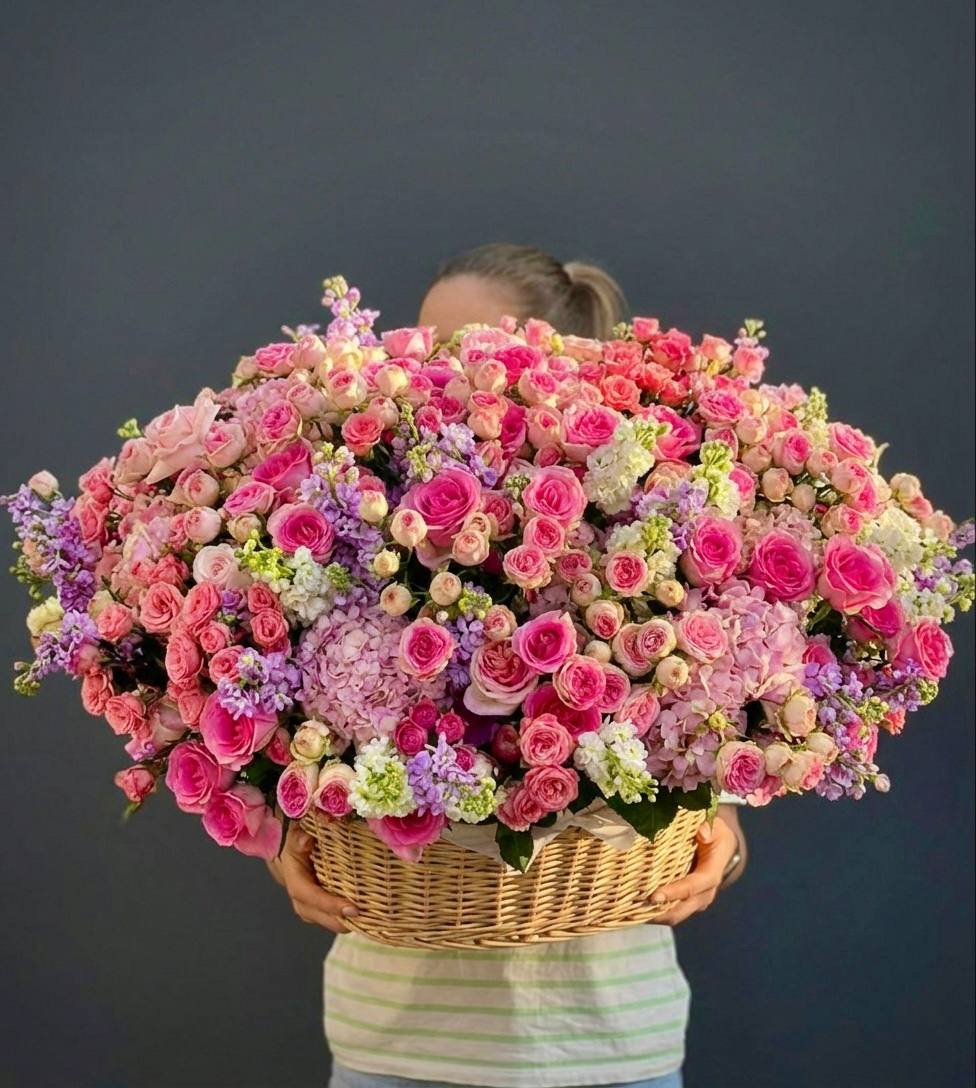 Корзины с цветами — заказать в Новосибирске