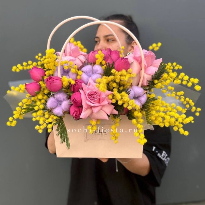 Сумочка мимозы и роз "Примавера" в Новосибирске