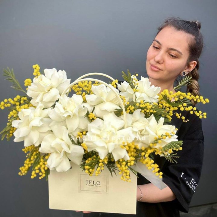 Французские Розы и мимоза  в сумочке  в Новосибирске