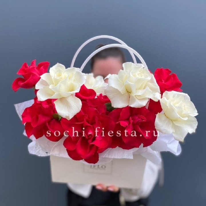 Сумочка  красных и белых роз в Новосибирске