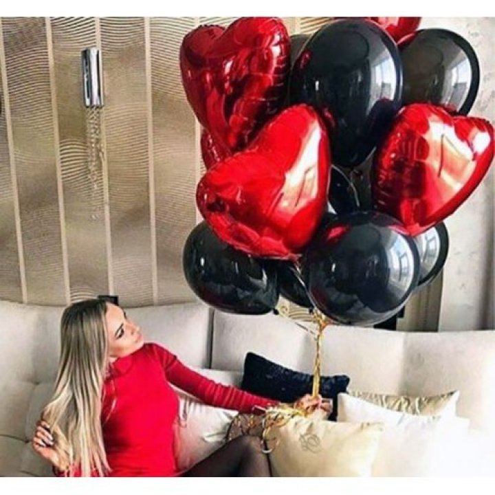 Фонтан из красных сердец с чёрными шарами  в Новосибирске