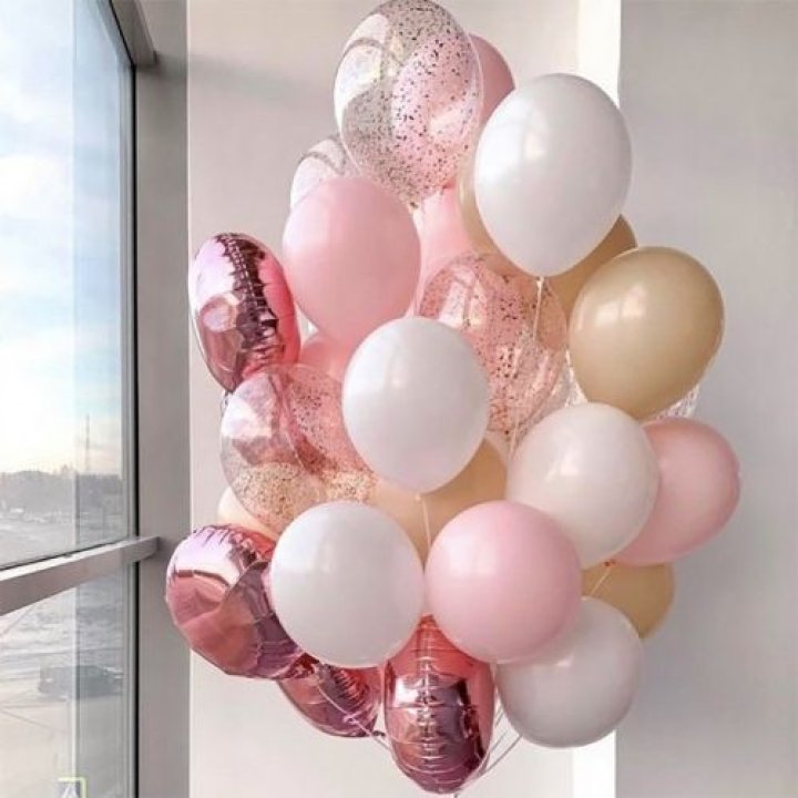 Фонтан шаров розового и белого цветов в Новосибирске