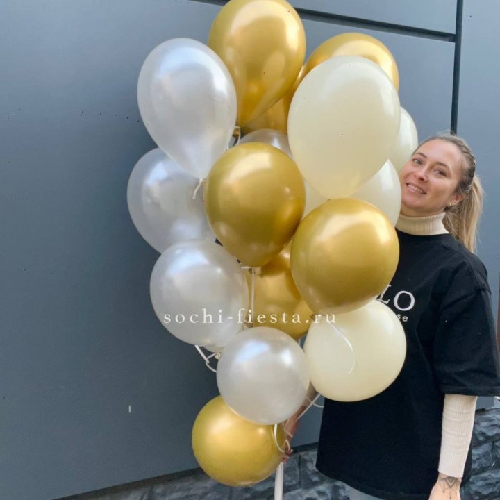 Облако шаров из белого и золотого оттенков в Новосибирске