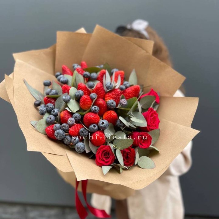 Клубника и голубика с цветами в Новосибирске