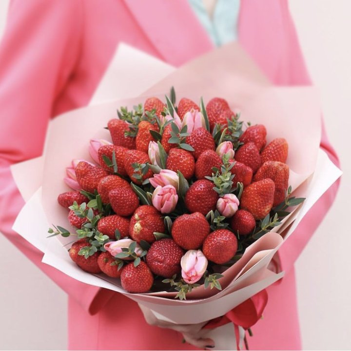 Тюльпаны и клубника в Новосибирске