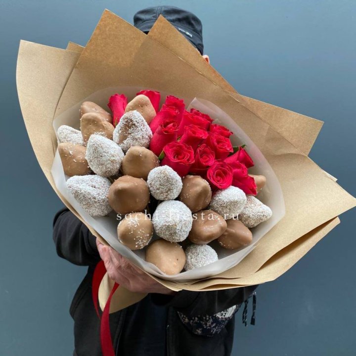 Розы и клубника в шоколаде Мерси в Новосибирске