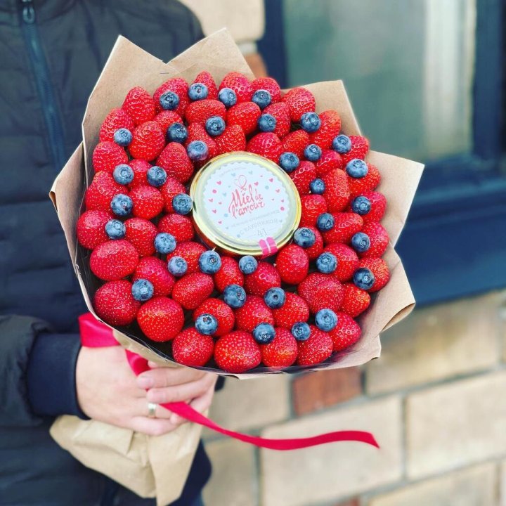 "Клубника и мёд" в Новосибирске