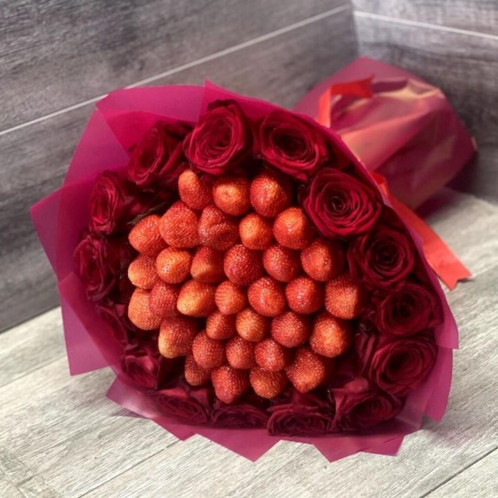 Клубничный букет с розами в Новосибирске