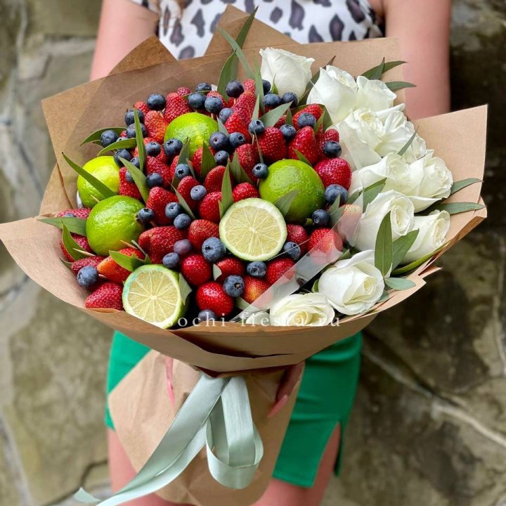 Ягодно-цитрусовый букет с розами в Новосибирске