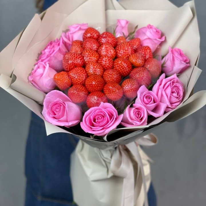 Клубника и розы в Новосибирске