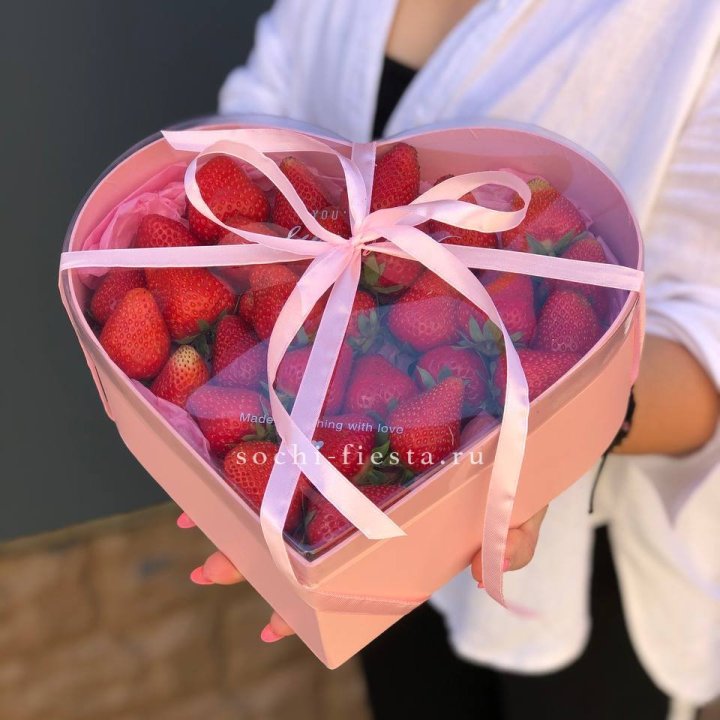 Коробочка сердце  с клубникой в Новосибирске