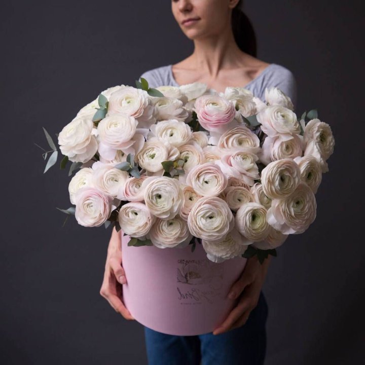 Бокс с ранункулюсами в Новосибирске