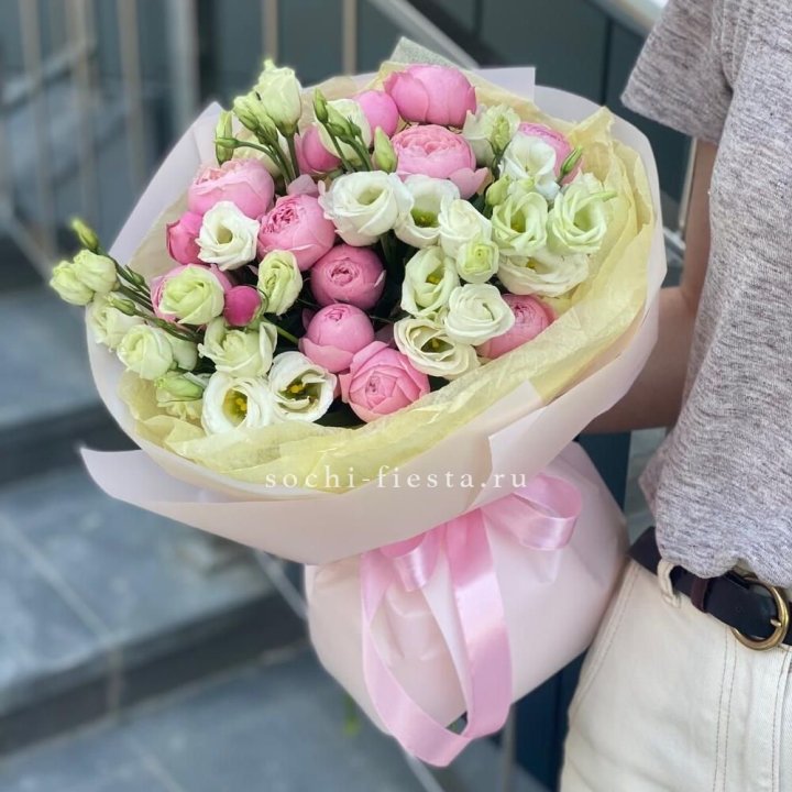 Букет кустовых роз с эустомой в Новосибирске