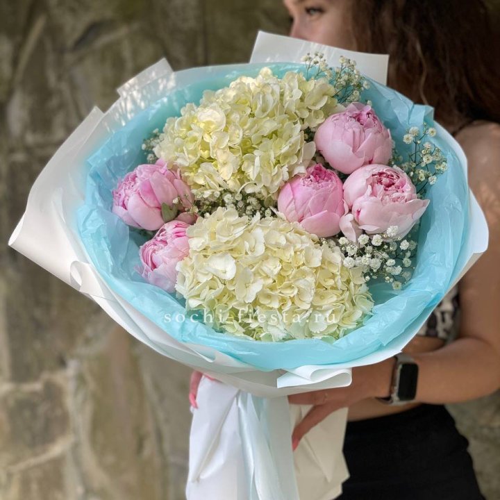 Букет с пионами "Блюсом" в Новосибирске