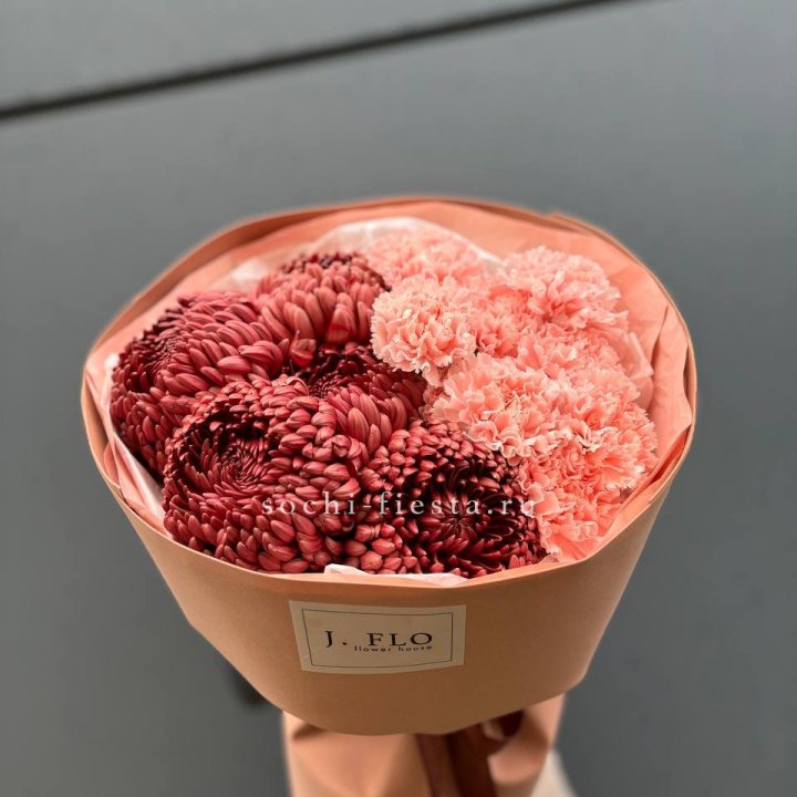 Букет хризантем и диантусов  в Новосибирске