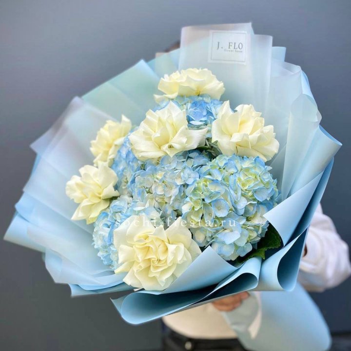  Букет из голубых гортензий и роз  в Новосибирске