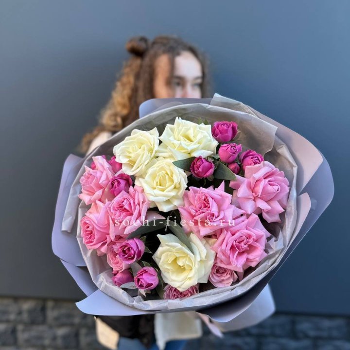 Букет французских и пионовидных роз в Новосибирске