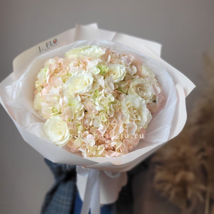  Букет гортензии и роз  в Новосибирске