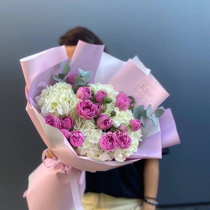 Букет белых гортензий и пионовидных роз  в Новосибирске