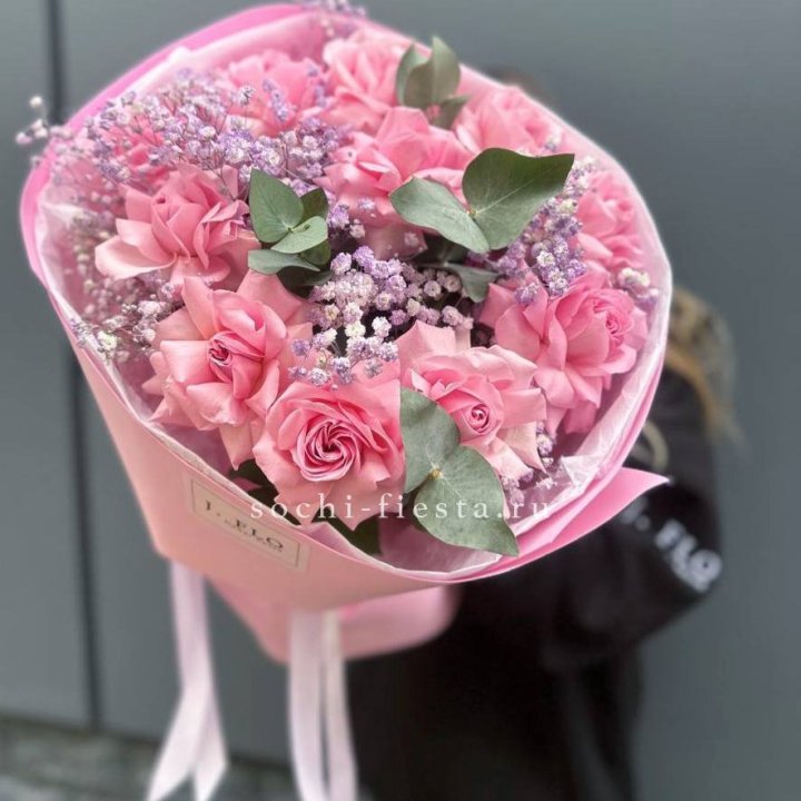 Розовые французские розы с гипсофилой в Новосибирске