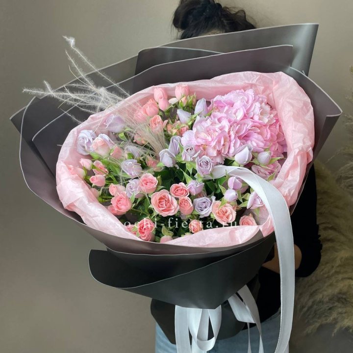  Букет гортензии и роз "Саперави" в Новосибирске