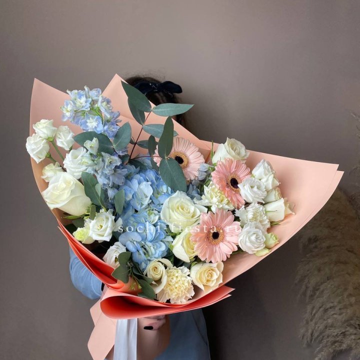  Букет гортензии и роз "Валенсия" в Новосибирске