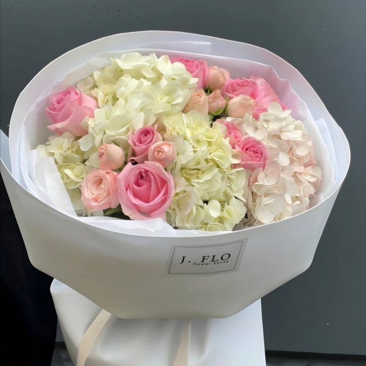  Букет гортензии и роз  "Тиамо" в Новосибирске