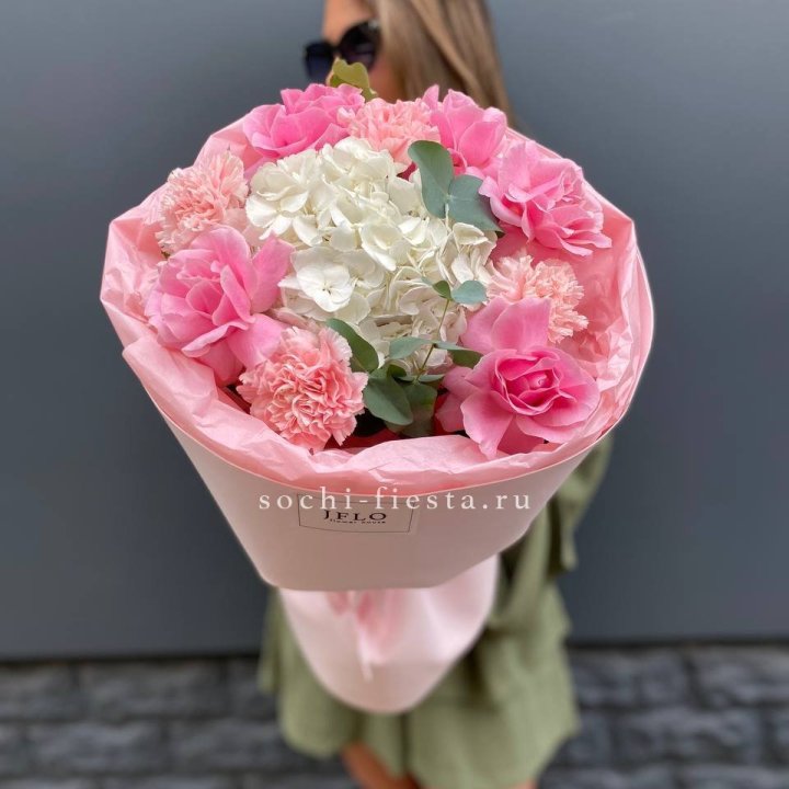  Букет роз и гортензии "Навола" в Новосибирске