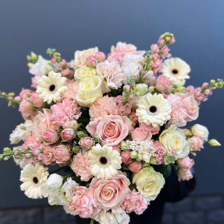 Авторский букет "Нежный" в Новосибирске