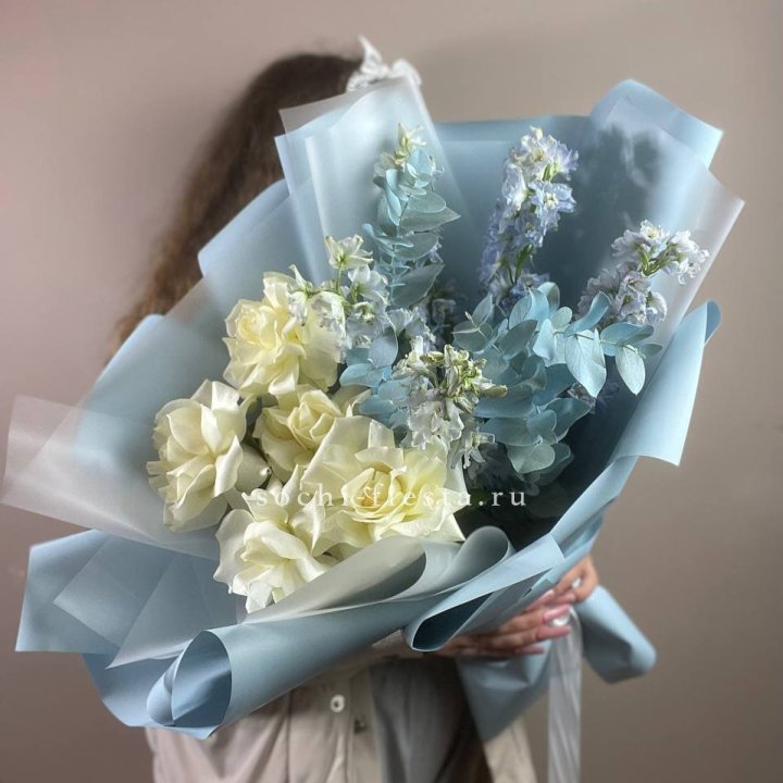 Букет из белых французских роз и дельфиниума в Новосибирске