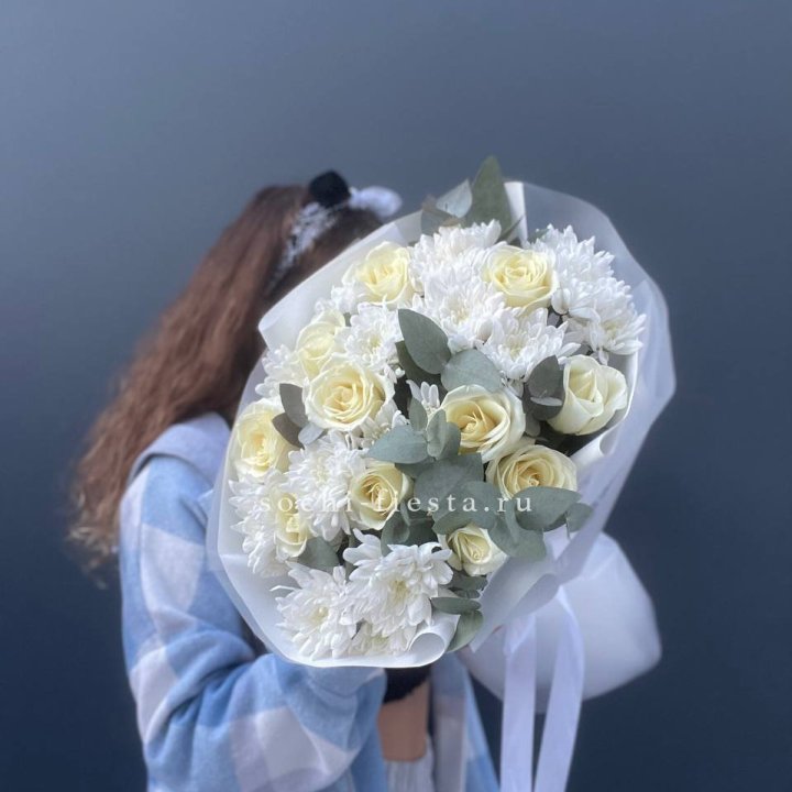  Букет белых роз с хризантемой  в Новосибирске