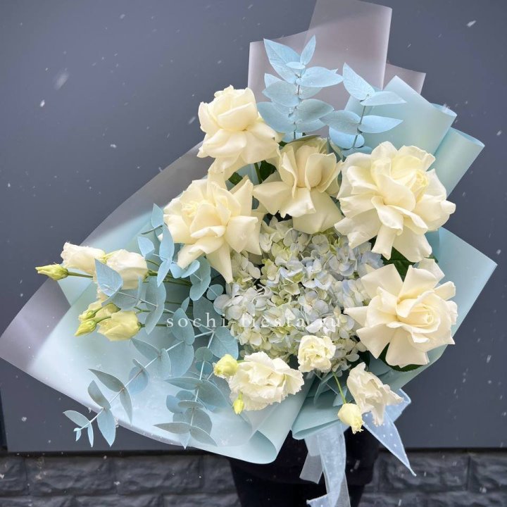 Букет с гортензией и белыми французскими розами в Новосибирске