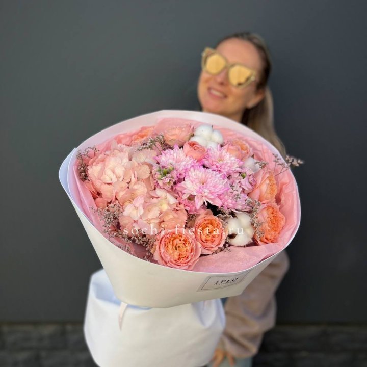 Букет гортензии и кустовых роз  в Новосибирске