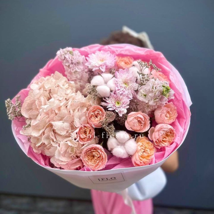 Букет гортензии и кустовых роз "Абрассо" в Новосибирске