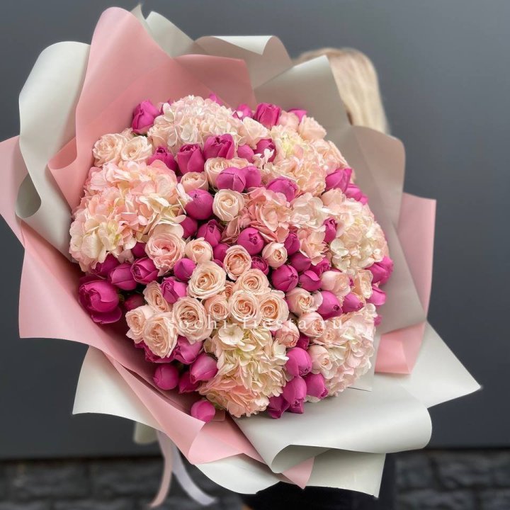 Букет кустовые розы и гортензия в Новосибирске