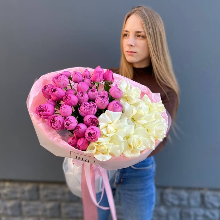 Дуо белых и кустовых роз в Новосибирске