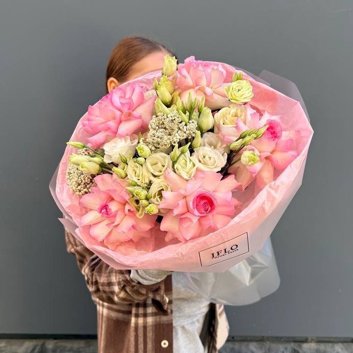 Букет "Розы с эустомой" с доставкой в Новосибирске