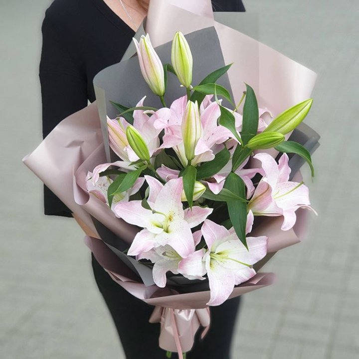Букет розовых лилий в Новосибирске