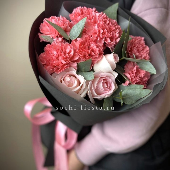 Букет из роз и диантусов "Пенелопа" в Новосибирске