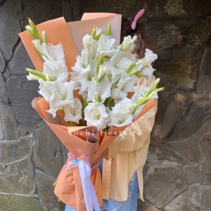 Букет белых гладиолусов  в Новосибирске