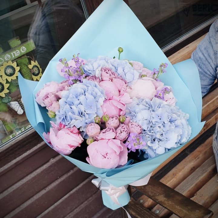 Букет с гортензиями "Блубери" в Новосибирске