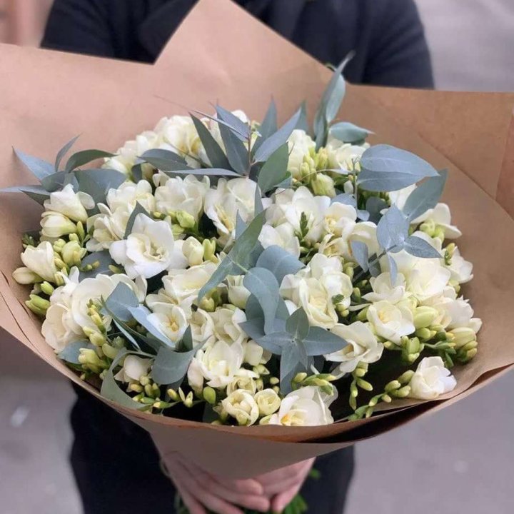 51 фрезия с эвкалиптом в Новосибирске