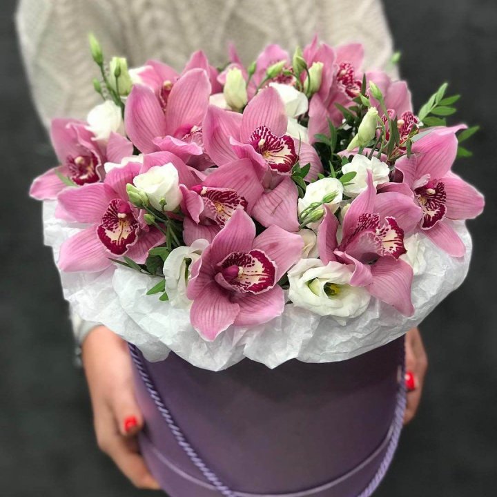 Орхидея и эустома в шляпной коробке в Новосибирске