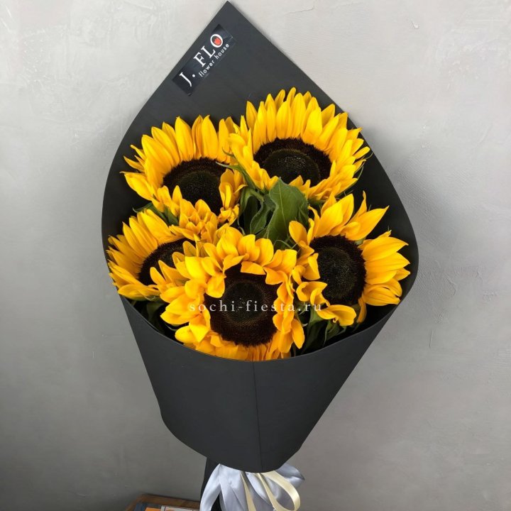Букет из 5  подсолнухов в Новосибирске