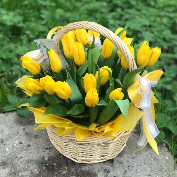 25 желтых тюльпанов в корзине в Новосибирске