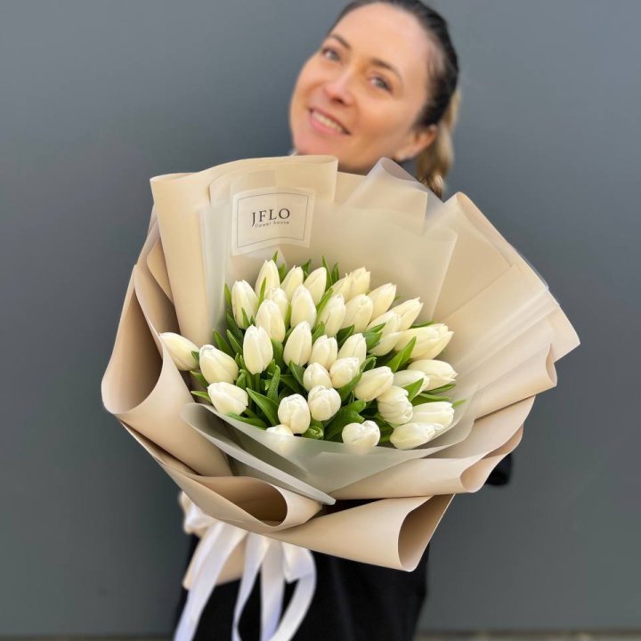 35 белых тюльпанов в Новосибирске