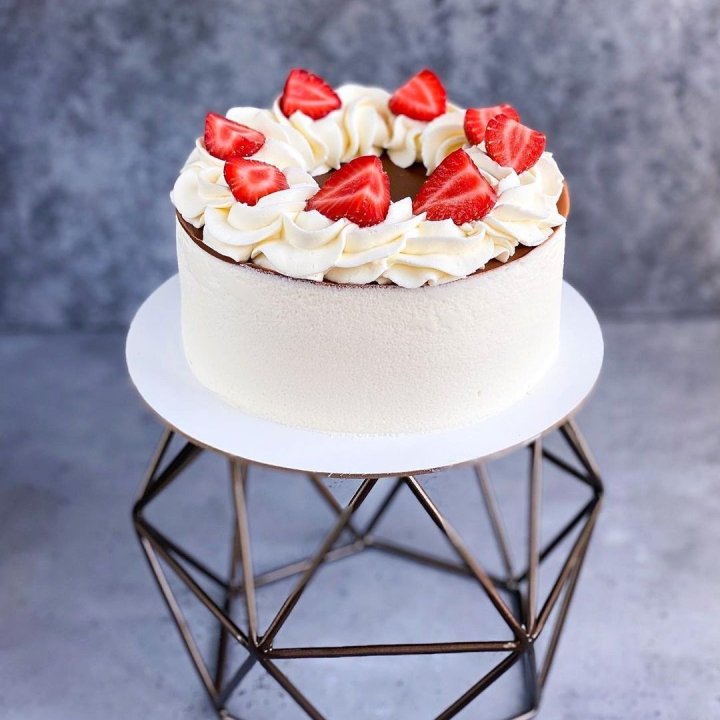 Торт "Клубника со сливками" в Новосибирске