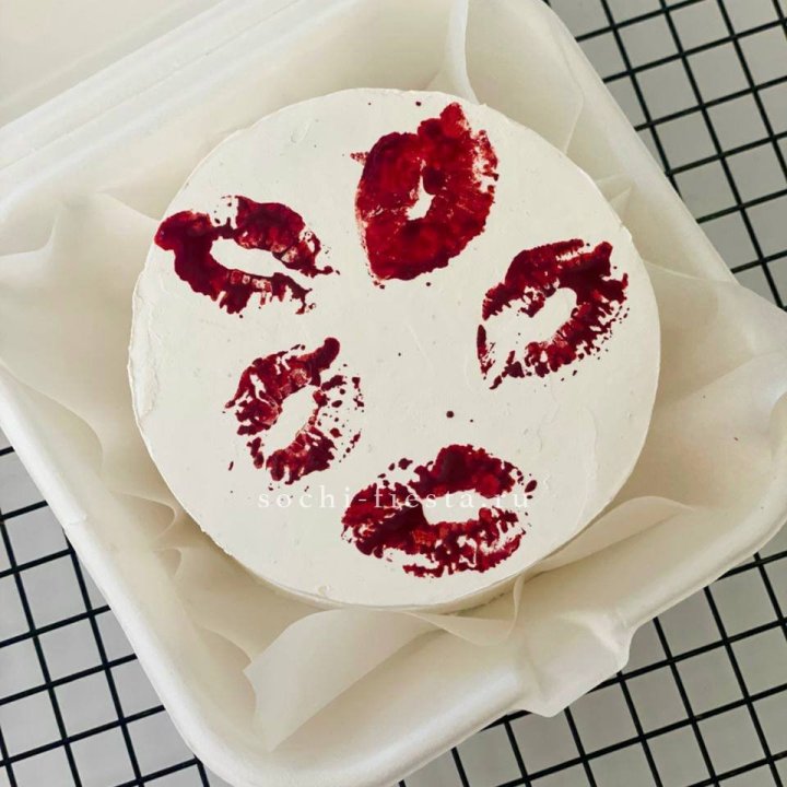 Бенто-торт "Поцелуй" в Новосибирске