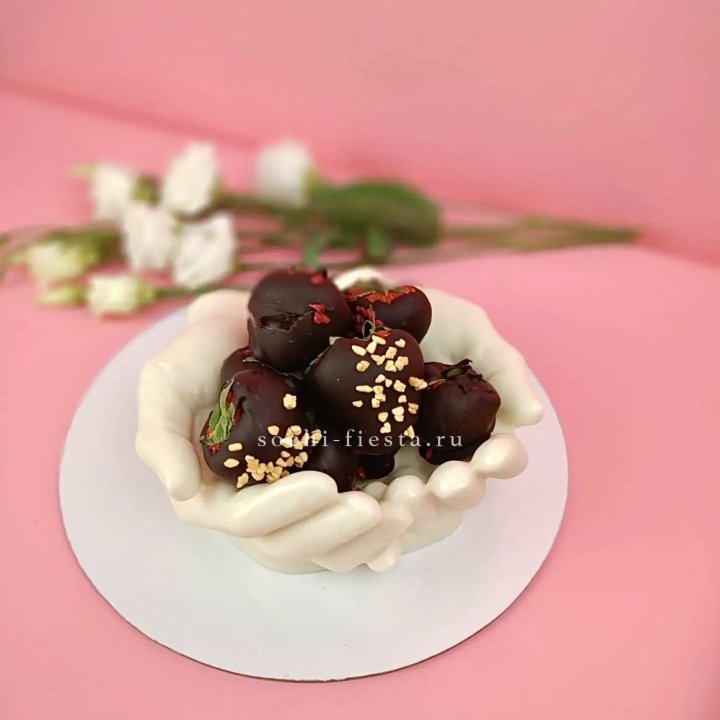 Клубника в шоколаде на шоколадных ладонях  в Новосибирске