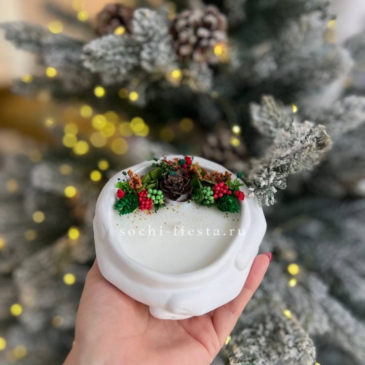 Свеча ароматическая в гипсе Руки с шишкой в Новосибирске